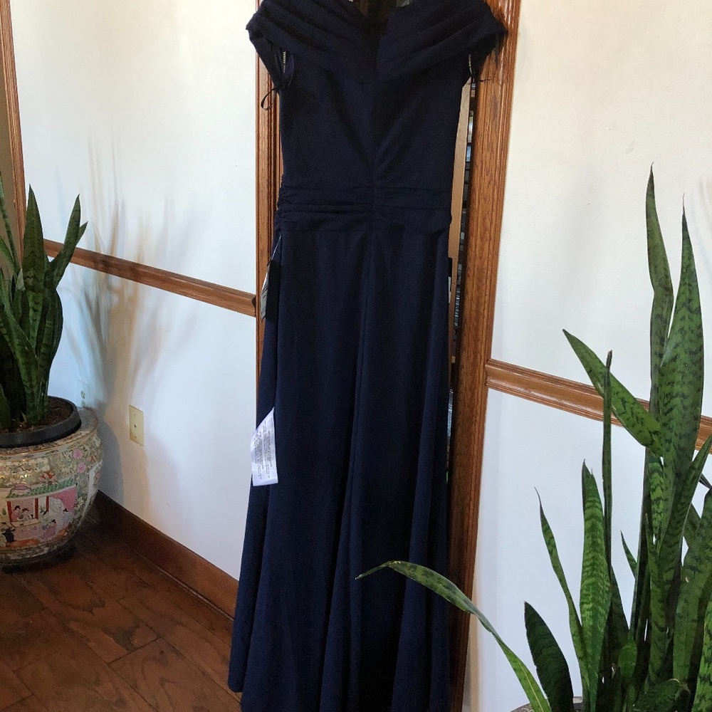 Tadashi shoji portrait pleated detail collar gown FINAL PRICE NO OFFERS - Picture 8 of 9